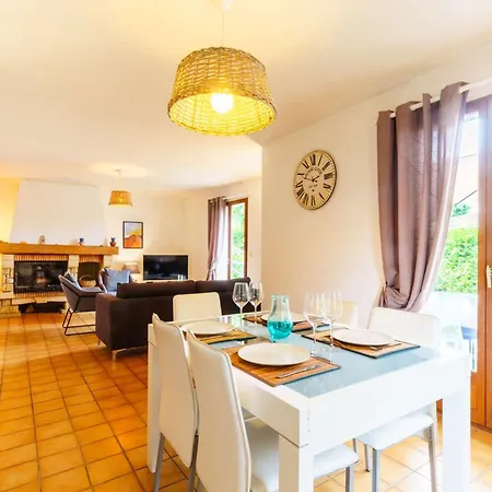Vila Bourg 8 Personnes Avec Piscine
